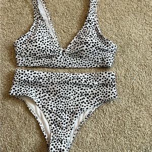 NWOT Shein Bikini Women’s M Black & White spotted/animal print